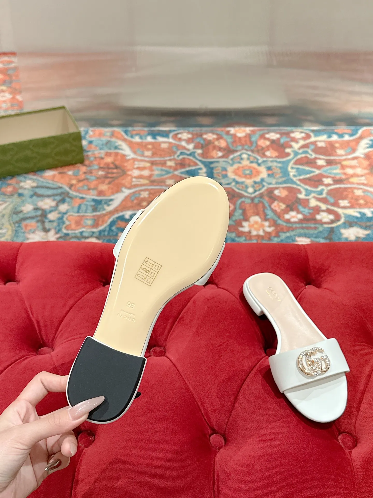 👟👟Ex-factory price 520👟👟 Every detail of Gucci's 2025 spring and summer new open-toe sandals and slippers has been carefully crafted, and design elements such as round toes and thick heels are cleverly used to create a fashionable retro style. The archived double G diamond-encrusted buckle details are reminiscent of the brand's fashionable atmosphere. ▪️Material: original custom sheepskin ▪️Inner lining/foot: high-end custom sheepskin ▪️Heel height: 1.0cm ▪️Number of yards: 35-39 (customized at 40.41.42, non-returnable)